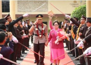 diawali dengan tradisi pedang                                                    pora, di halaman depan Mapolda Sulut