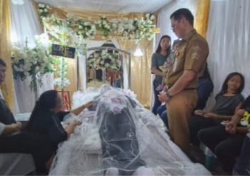 Jhon Simbuang Meninggal,Joune Ganda Bupati Minut Melayat ke Rumah duka