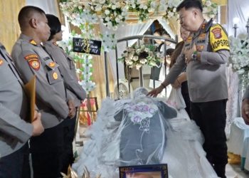 Kapolres Minahasa Utara Bersama Jajaran Melayat Ke Rumah Duka Wartawan Senior Jhon Simbuang