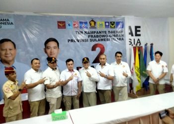 Jendral Mamahit Mendaftar Ikut Pilkada Di Kantor Gerindra