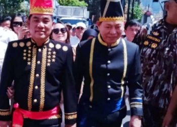 Yulius dan Victor pakai pakaian adat mendaftar di KPU Sulut