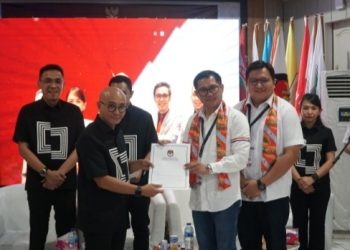 Joune Ganda dan Kevin Lotulong resmi mendaftar di KPU Minut