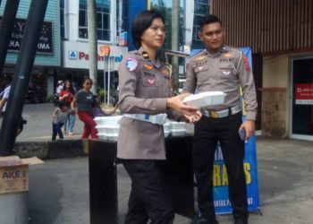 Ditlantas Polda Sulut berbagi Berkah di hari Jumat