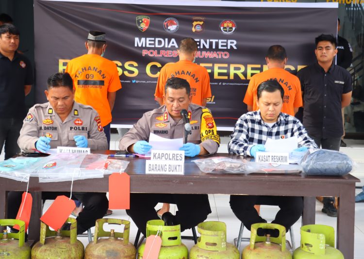 KAPOLRES POHUWATO PIMPIN PRESS CONFERENCE KASUS PENCURIAN