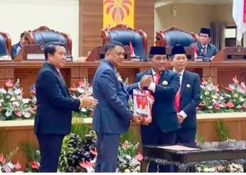 Prosesi resmi menyerahkan memori jabatan kepada Gubernur baru