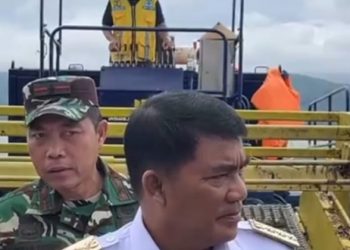 TNI dan Polri bersama masyarakat sekitar menggelar kegiatan Karya Bakti membersihkan kawasan Danau Tondano,