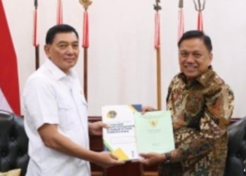 Olly Dondokambey tepati janji, menyerah sertifikat untuk pembangunan SMA Taruna Nusantara.