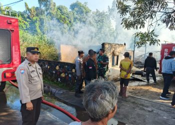 Polsek Matuari bantu pengamanan Kebakaran di Kelurahan Tanjung Merah.