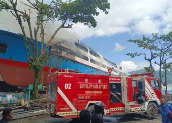 Polres Bitung Bergerak Cepat Amankan lokasi Kebakaran Kapal Uki Raya 23 di Galangan PT Patemang