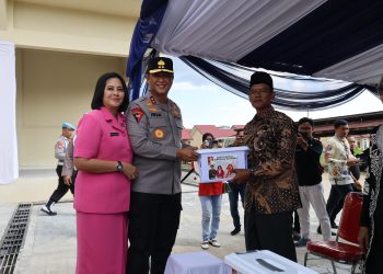 Polri Untuk Masyarakat, Kapolda Kalteng Pimpin Bakti Kesehatan Dan Berikan Bansos Saat Kunker Di Barsel